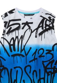 Canotta senza maniche in rete bianca traspirante con orlo sfumante blu, caratterizzata da testo e motivi in stile graffiti neri.