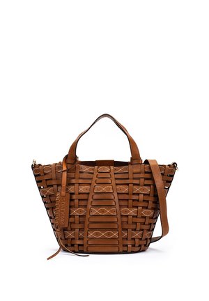 Bolso tejido de cuero marrón con asas superiores, correa para el hombro y costuras decorativas blancas, con una etiqueta de cuero con el nombre de la marca.