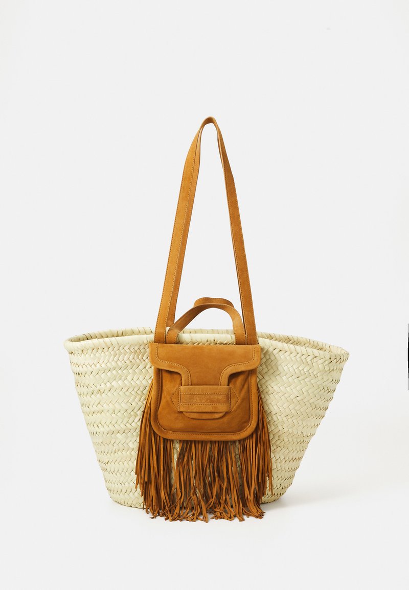 Grand sac fourre-tout tissé en paille avec une petite pochette en suède beige à franges attachée à ses longues bretelles.