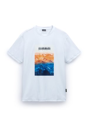Weißes Baumwoll-T-Shirt mit einem Frontgrafik von orangen Bergspitzen über blauen Wellen, mit dem Textoverlay "NAPAPIJRI geographic".