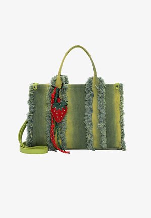 Groene denim handtas met franjes, een afneembare rode aardbeienbedel en dubbele handvatten. Inclusief een lange verstelbare riem.