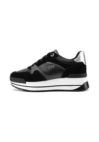 Sneaker in suede nero e pelle con accenti argentati, design con lacci, suola a piattaforma e strisce bianche a contrasto. Dettagli di superficie testurizzati.