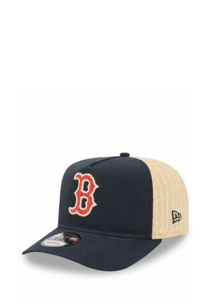 Marineblauwe en beige baseballpet met rood "B" logo aan de voorkant, beige gestructureerde achterpanelen en een gebogen klep met reflecterende sticker.