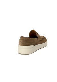 Scarpa slip-on in suede marrone con suola in gomma bianca. Presenta una punta arrotondata e un'accente cucita vicino al tallone. Marchio sul lato.