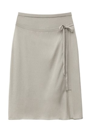 Falda cruzada gris claro hasta la rodilla con lazo lateral y cinturilla ancha acanalada, hecha de tela suave y lisa.