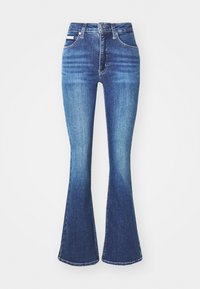 Jeans in denim a gamba svasata con lavaggio blu scuro, caratterizzati da un'alta vita, design a cinque tasche e cuciture classiche. Texture morbida con leggera scoloritura.