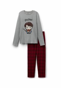 Pijama de manga larga gris con un personaje de dibujos animados que lleva gafas y una varita, acompañado de pantalones de cuadros rojos. Material suave de mezcla de algodón.