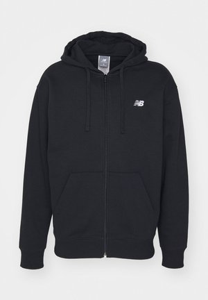 Schwarze Kapuzenjacke mit Fronttaschen, Kordelzugkapuze und weißem New Balance-Logo auf der Brust.