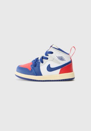 Niebieskie, białe i czerwone skórzane sneakersy z teksturowanymi panelami, okrągłym noskiem, sznurówką z przodu i wyściełanym kołnierzem. Posiadają tylną pętelkę i szczegóły z logo.