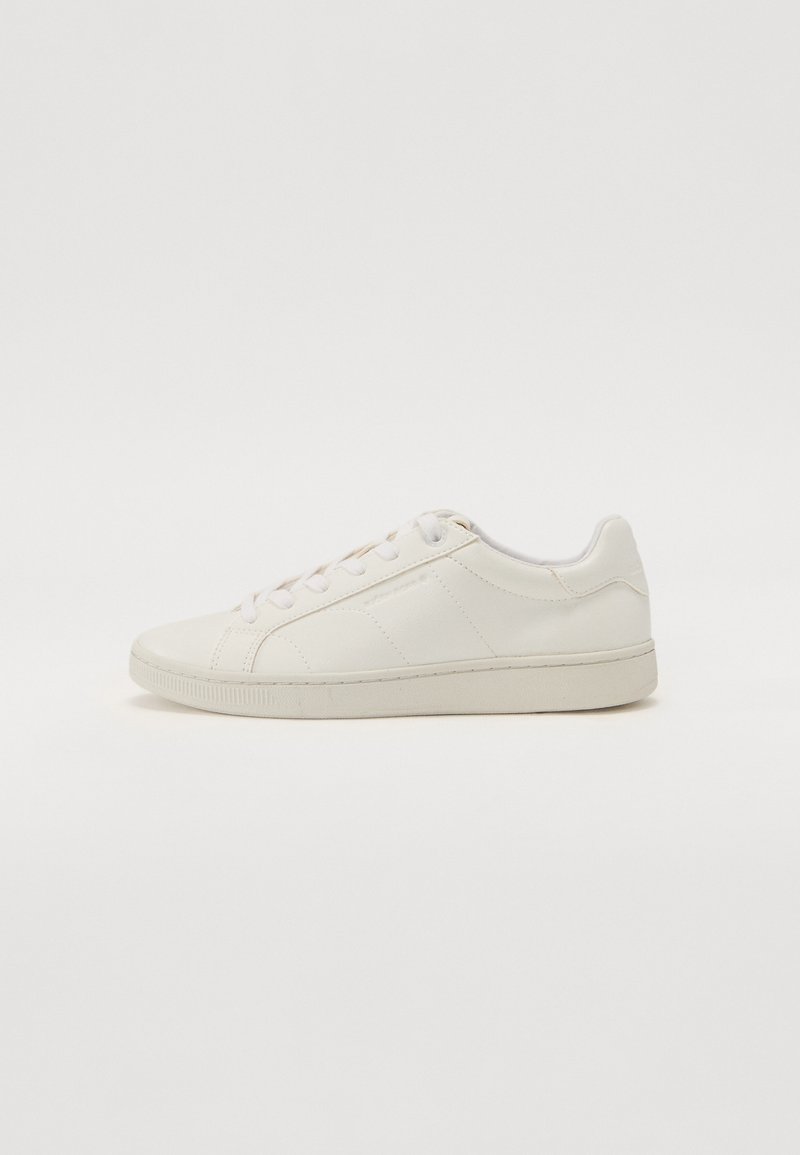 Sneaker bianco in pelle con texture liscia, punta tondeggiante, tradizionale chiusura con lacci e suola in gomma a profilo basso. Design minimalista.
