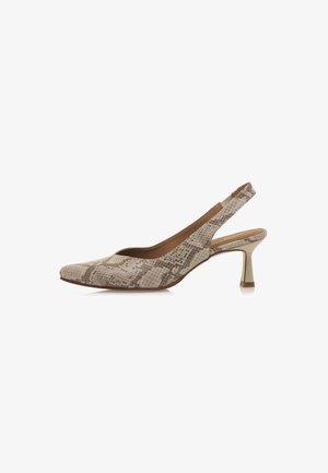 Slingback hak in beige en bruin slangenprint, textiel met textuur, spitse neus en een slanke metalen hak. Klassiek en elegant ontwerp.