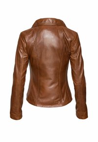 Bruine leren jas gezien vanaf de achterkant met getailleerde naden en opstaande kraag op een witte achtergrond.