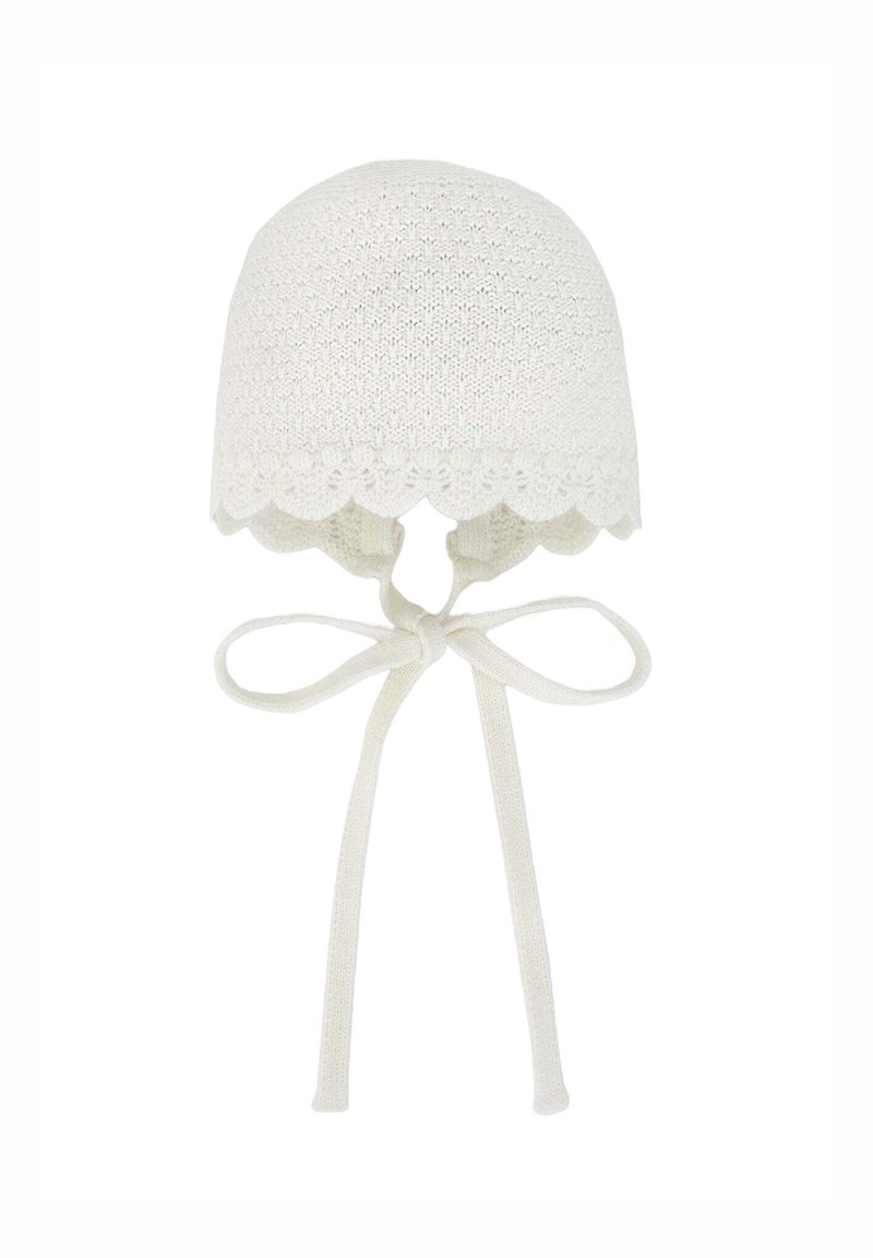 Cappellino da neonato lavorato a maglia bianco con bordo scallop, legami sotto il mento per una vestibilità sicura, caratterizzato da un motivo testurizzato su tutta la superficie.