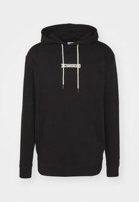 Czarna bluza z kapturem wykonana z bawełny. Posiada przednią kieszeń, sznurki w kolorze kremowym oraz logo „DCSHOECO” w białym haftzie.