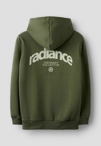 Sweatshirt à capuche vert olive avec du texte imprimé blanc "radiance" et "VISIONARY COLLECTIVE" affiché de manière proéminente au dos. Texture douce.
