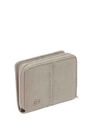 Kompaktowy szary zamszowy portfel z zamkiem błyskawicznym, ozdobiony metalowymi nitami ułożonymi w dwie pionowe linie oraz z małym wytłaczanym logo.