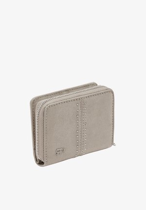 Kompaktowy szary zamszowy portfel z zamkiem błyskawicznym, ozdobiony metalowymi nitami ułożonymi w dwie pionowe linie oraz z małym wytłaczanym logo.