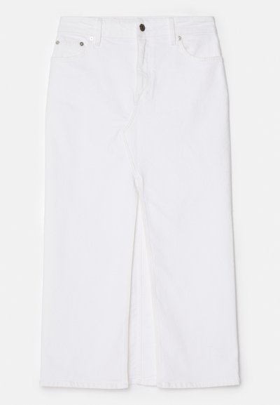 Jupe en denim blanc avec une coupe droite, fente avant, design cinq poches, bouton et rivets en métal, et détail d'ourlet effiloché au bas.