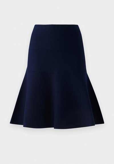 Sötétkék A-vonalú szoknya sima anyagból. Fitted derékkal és réteges szegéllyel rendelkezik, ami diszkrét A-vonalú sziluettet formál.