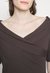 Stylein DEBORA - Μπλουζάκι με στάμπα - brown
