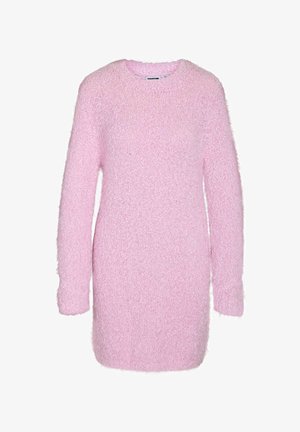 Pikad varrukad, pehme tekstuuriga roosa kudumisega kleit, ümar kaelus ja sirge alläär.