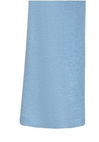 Lichtblauwe ribstof met een gladde textuur en een rechte zoom. Het kledingstuk heeft een consistent patroon en afgewerkte stiksels langs de randen.