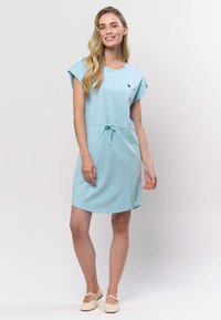 Rochie bleu cu mâneci scurte, decolteu rotund, talie ajustabilă prin șnur și mic detaliu cu logo pe piept. Textură netedă a materialului.