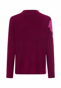 Fuchsia Pullover-Sweater mit langen Ärmeln, Rundhalsausschnitt, weichem Material und einem subtilen Farbverlaufsmuster an der linken Schulter.