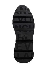 Suola in gomma nera con scanalature orizzontali e testo impresso. Il design include un logo al centro e una forma della punta arrotondata.