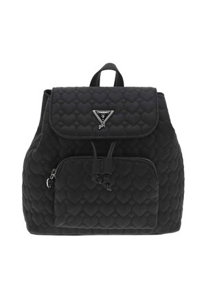 Sac à dos matelassé noir avec fermeture rabat, poche zippée à l'avant et quincaillerie en argent. Texture à motifs de cœurs sur toute la surface.