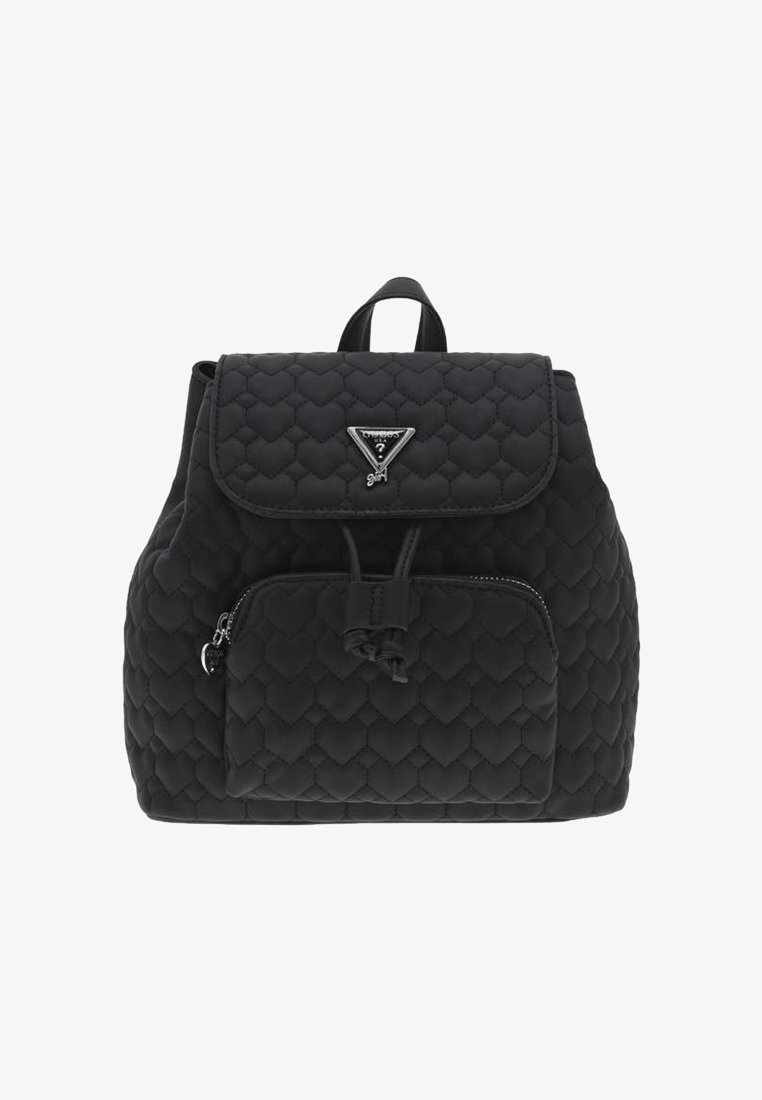 Sac à dos matelassé noir avec fermeture rabat, poche zippée à l'avant et quincaillerie en argent. Texture à motifs de cœurs sur toute la surface.