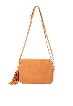 Torebka crossbody w kolorze tan, o prostokątnym kształcie, z regulowanym paskiem oraz akcentem w postaci frędzla z boku. Posiada elementy wykończeniowe w kolorze złotym.