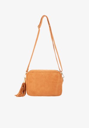 Tan ruskinds crossbody taske med rektangulær form, justerbar rem og en frynseaccent på siden. Udstyret med hardware i guldfarve.