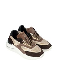 Sneaker marroni e crema con materiali misti, tra cui suede e shearling. Progettati con una suola bianca spessa e accenti a contrasto.