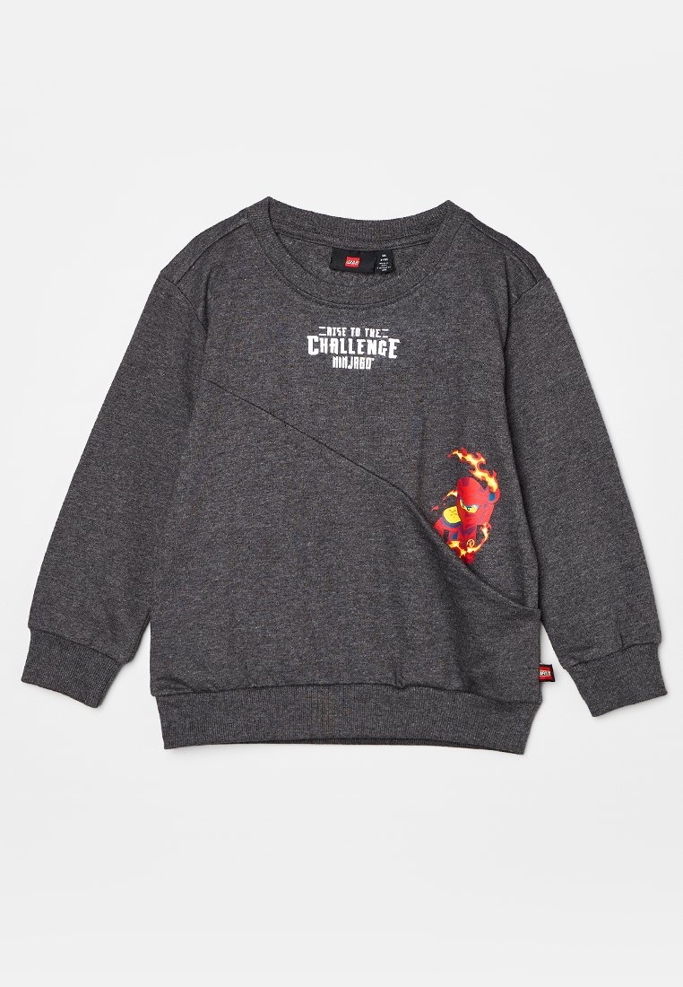 Grauer Sweatshirt mit langen Ärmeln, Rundhalsausschnitt, mit einem gedruckten Grafikdesign eines Charakters und dem Text "Rise to the Challenge" in Weiß.