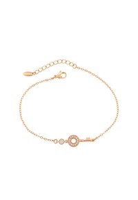 Bracciale in catena dorata con un charm a forma di chiave, accentato da un elemento circolare e un dettaglio in cristallo, che mette in mostra un design delicato e una texture raffinata.