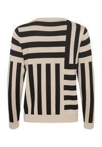 Gehaakte trui met een beige achtergrond en zwarte geometrische strepen en blokken, lange mouwen en een ronde hals.