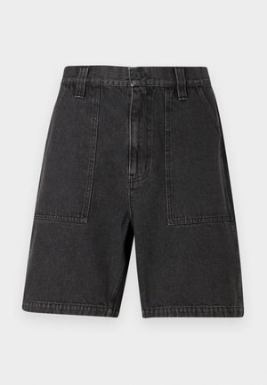 Fekete farmer rövidnadrág magas derekú fazonnal, két elülső zsebbel és gombos záródással. Az anyag sima tapintású, finom varrással.