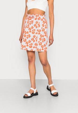 Saia floral em azul, laranja e branco, com uma cintura elástica e detalhe de laço, comprimento curto, feita de tecido leve.