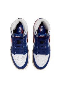 Un paio di sneakers alte Nike nei colori bianco, blu e arancione, con lacci blu e il testo "RARE" sulle solette.