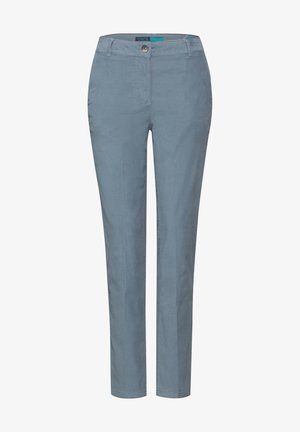 Pantalones ajustados de color azul claro con frente plano, bolsillos frontales y cierre de un solo botón. Fabricados en una tela suave y lisa con textura mínima.