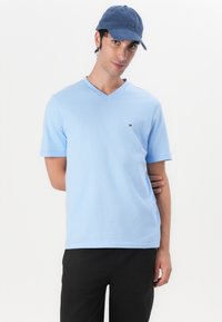 Tommy Hilfiger ESSENTIAL V NECK - Basic T-shirt - vessel blue