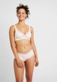 Hanro SOFT CUP - Kaarituettomat rintaliivit - powder