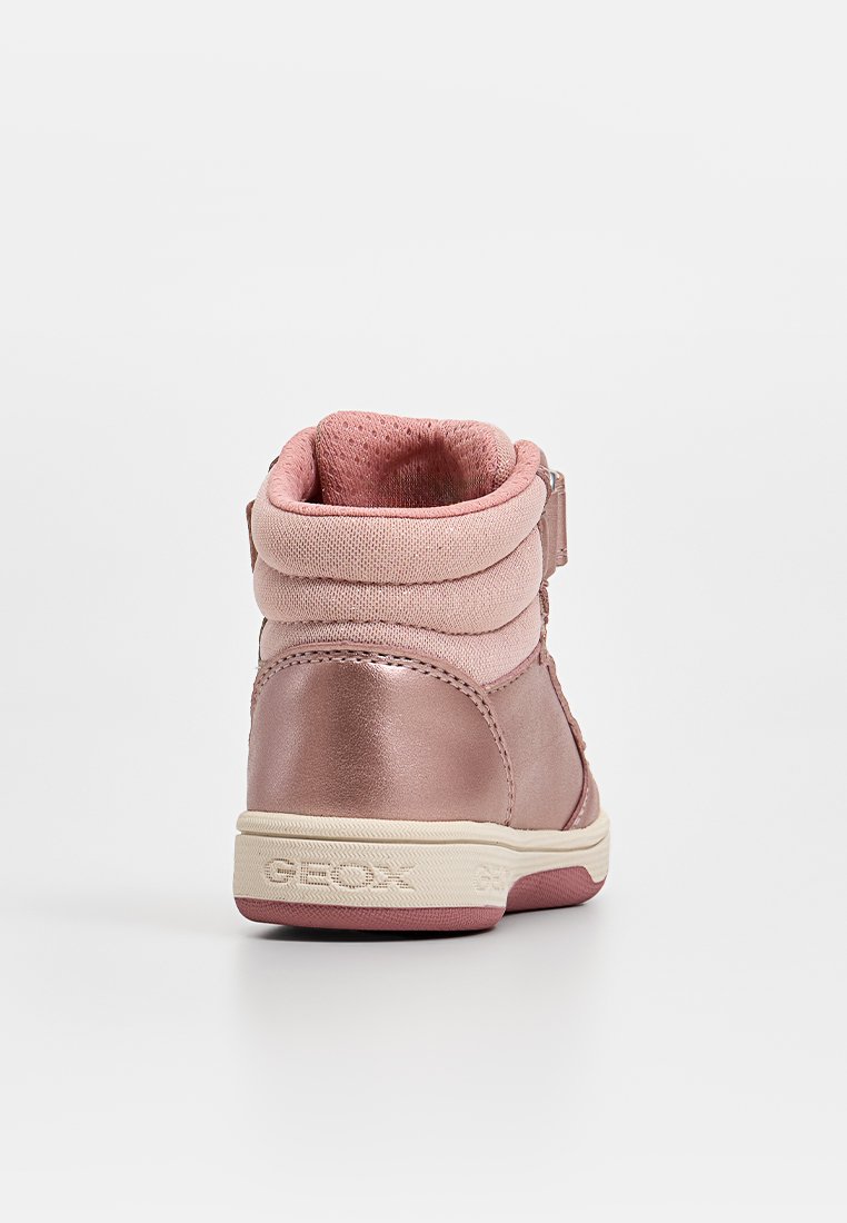 Bottine rose avec une finition métallique lisse, un col rembourré et une sangle Velcro. Présente une semelle contrastante blanche et rose avec des détails de logo.