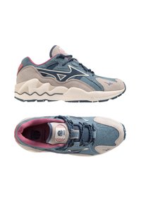 Baskets en denim bleu et suède gris avec des accents blancs, semelle intermédiaire ondulée blanche et talon rose. Présentent une languette rembourrée et des lacets texturés.