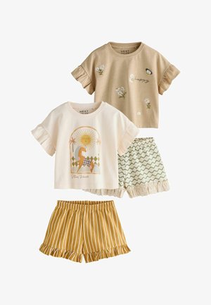 Zwei kurzärmlige, rüschige T-Shirts in Beige und Creme mit Grafikdruck, kombiniert mit gelb gestreiften und grün gemusterten Shorts mit Rüschen.