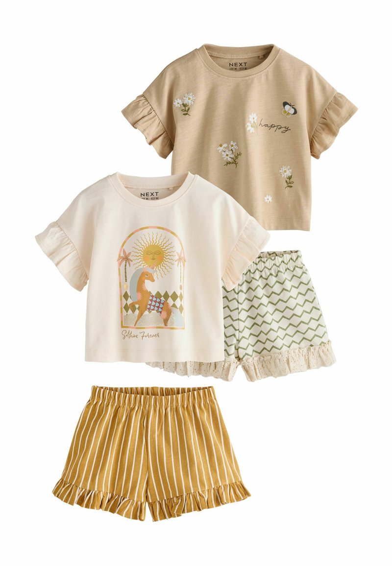 To kortærmede, volang T-shirts i beige og creme med grafiske tryk, parret med gule stribede og grønne mønstrede shorts med volanger.