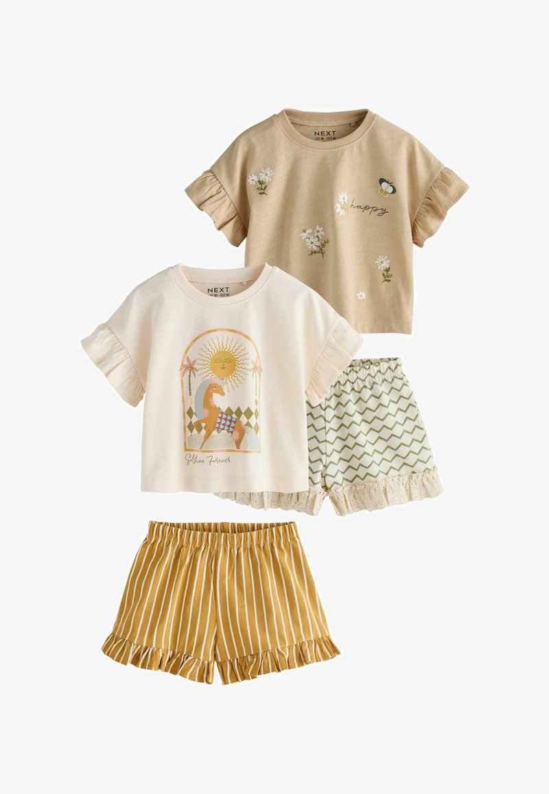 Twee T-shirts met korte mouwen en ruffles in beige en crème met grafische prints, gecombineerd met gele gestreepte en groen gemusterde shorts met frills.