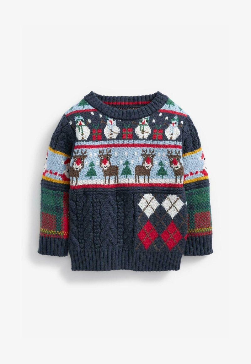 Pull de Noël en maille bleu marine avec des motifs de rennes, bonhommes de neige, boîtes cadeaux, sapins, et motifs losanges rouges et blancs sur le devant et les manches.