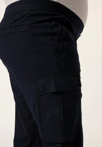 Námořnické cargo kalhoty z lehké tkaniny s bočními kapsami a pohodlným střihem, s dekorativním prošíváním a elastickým páskem.